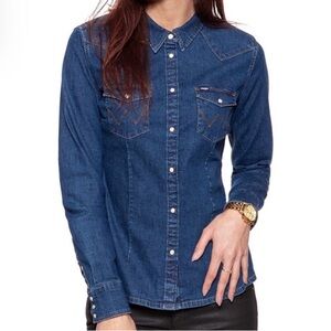 Wrangler slim fitted western long sleeve pearl button down denim top size S